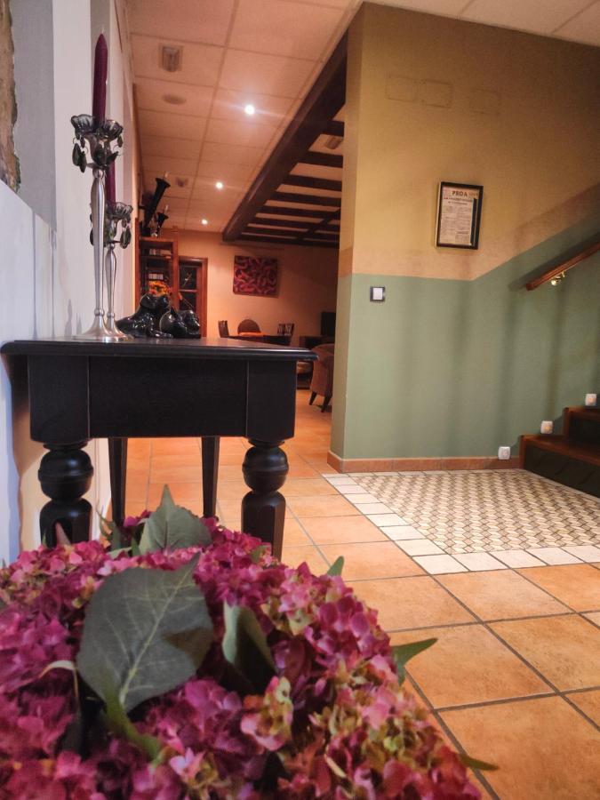 El Cuartel De Lugueros Hotel Bagian luar foto
