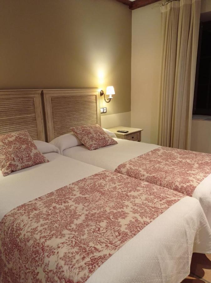 El Cuartel De Lugueros Hotel Bagian luar foto
