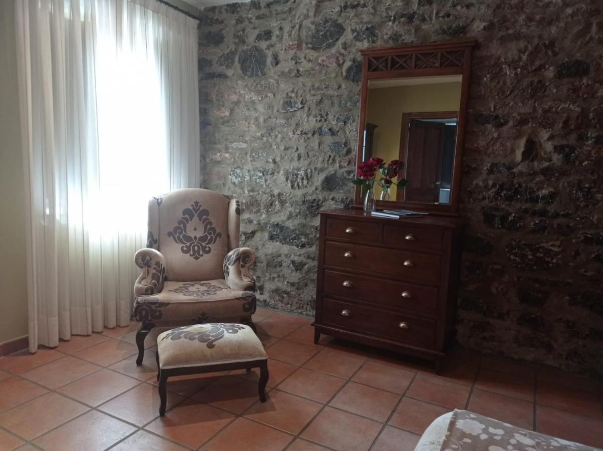 El Cuartel De Lugueros Hotel Bagian luar foto